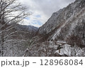 雪の残る山 128968084