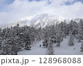 高原から望む冬の北大雪 128968088