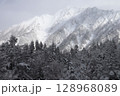 雪化粧した山 128968089