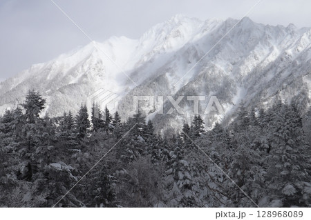 雪化粧した山 128968089