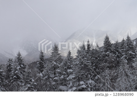雪が降る日の山 128968090