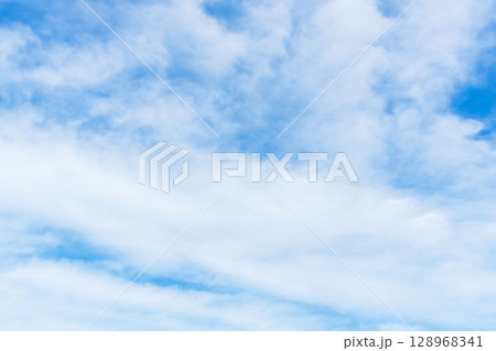 6月の空 青空に薄雲が広がる02 6月の空 青空に薄雲が広がる02 128968341