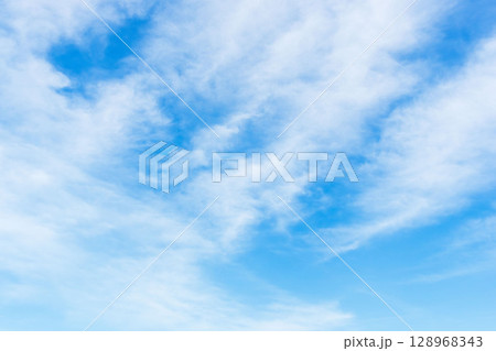 6月の空 青空に薄雲が広がる04 6月の空 青空に薄雲が広がる04 128968343