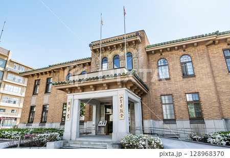 山梨県甲府市　快晴の山梨県議会議事堂 128968370