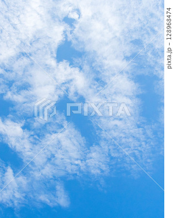 6月の空　昼の青空に白い雲13 128968474