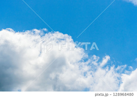 6月の空　昼の青空に白い雲19 128968480