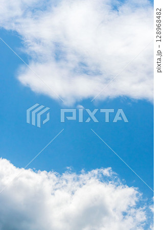 6月の空　昼の青空に白い雲21 128968482