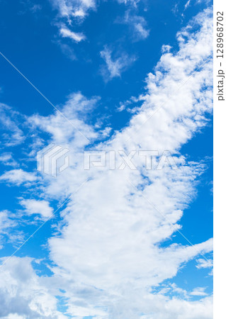 夏の空　澄んだ青空と雲192 128968702