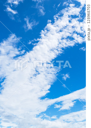夏の空　澄んだ青空と雲193 128968703