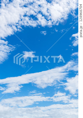 夏の空　澄んだ青空と雲194 128968704