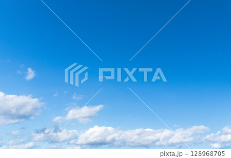 夏の空　澄んだ青空と雲195 128968705