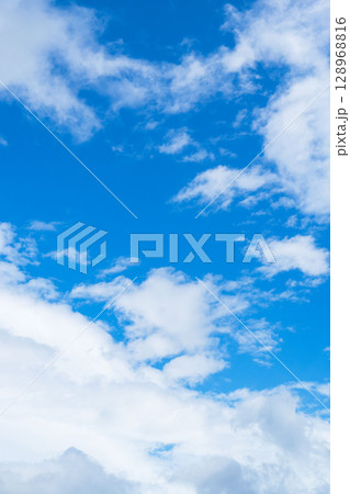 夏の空 澄んだ青空と雲190 夏の空 澄んだ青空と雲190 128968816
