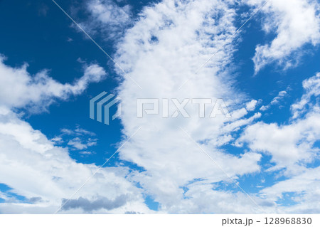 夏の空 澄んだ青空と雲182 夏の空 澄んだ青空と雲182 128968830