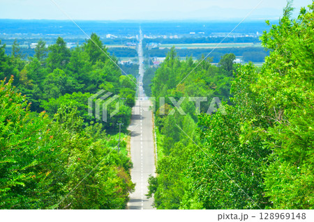 北海道　斜里町　天に続く道　車内より撮影 128969148