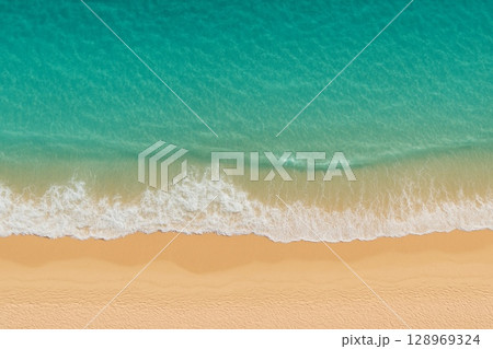 空撮で捉えたエメラルドグリーンの海と砂浜 128969324