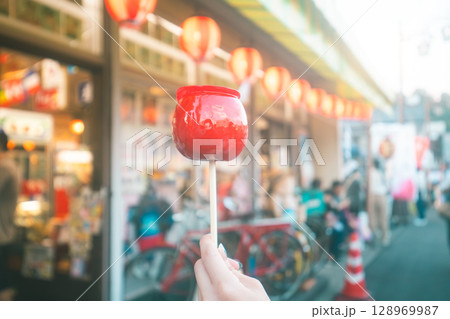 お祭り屋台のりんご飴,Festival candy apples お祭り屋台のりんご飴,Festival candy apples 128969987