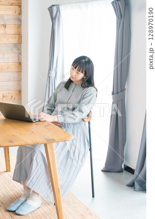 リビングで在宅ワークをする妊婦 リビングで在宅ワークをする妊婦 128970190