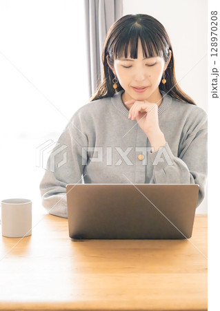 リビングで在宅ワークをする妊婦 リビングで在宅ワークをする妊婦 128970208