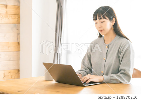 リビングで在宅ワークをする妊婦 リビングで在宅ワークをする妊婦 128970210