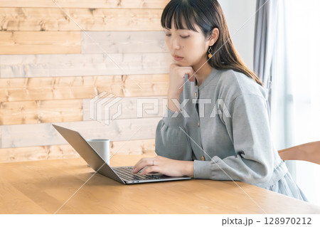 リビングで在宅ワークをする妊婦 リビングで在宅ワークをする妊婦 128970212