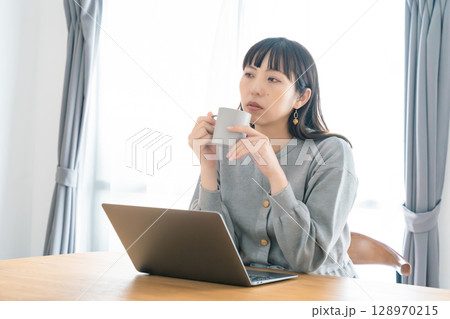 リビングで在宅ワークをする妊婦 リビングで在宅ワークをする妊婦 128970215