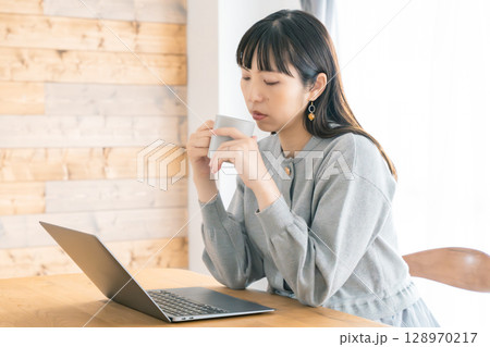 リビングで在宅ワークをする妊婦 リビングで在宅ワークをする妊婦 128970217