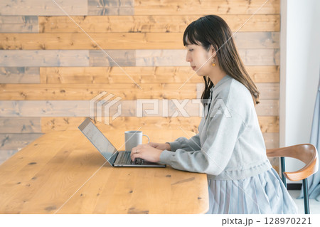 リビングで在宅ワークをする妊婦 リビングで在宅ワークをする妊婦 128970221