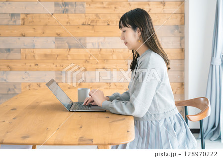 リビングで在宅ワークをする妊婦 リビングで在宅ワークをする妊婦 128970222