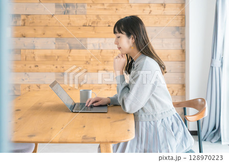 リビングで在宅ワークをする妊婦 リビングで在宅ワークをする妊婦 128970223