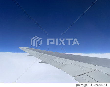 飛行機から見た雲海と青空 128970241