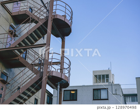 屋外に設置されている非常階段　鉄骨　 128970498