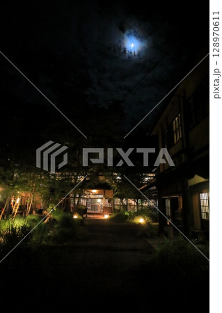 鄙びた建物の上空に青い月が輝く美しい夜景 鄙びた建物の上空に青い月が輝く美しい夜景 128970611