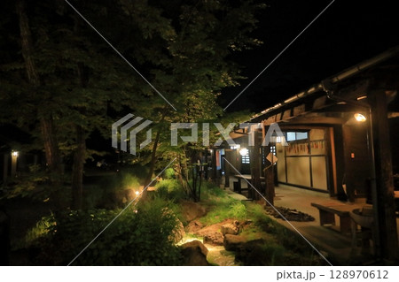 鄙びた建物の灯りに照らされた夜の日本庭園の景色 鄙びた建物の灯りに照らされた夜の日本庭園の景色 128970612