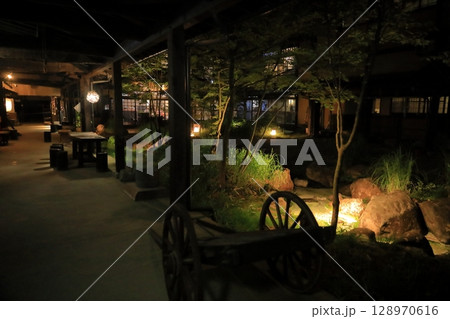 山間の鄙びた建物の趣のある夜景 山間の鄙びた建物の趣のある夜景 128970616