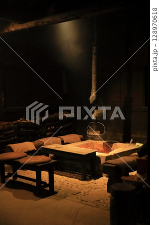 懐かしさを感じさせる囲炉裏端の趣のある風景 懐かしさを感じさせる囲炉裏端の趣のある風景 128970618