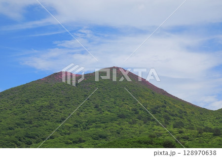 くじゅう連山の平治岳のピンク色に彩られた山頂の景色 128970638