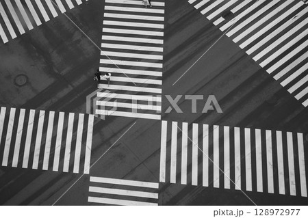 横断歩道のある交差点の風景 横断歩道のある交差点の風景 128972977