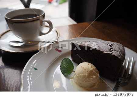 チョコレートケーキと紅茶 チョコレートケーキと紅茶 128972978