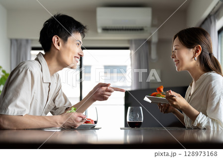 ワインを楽しむカップル 128973168