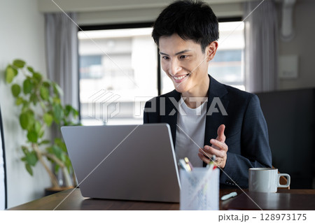 自宅でのオンラインミーティング 128973175