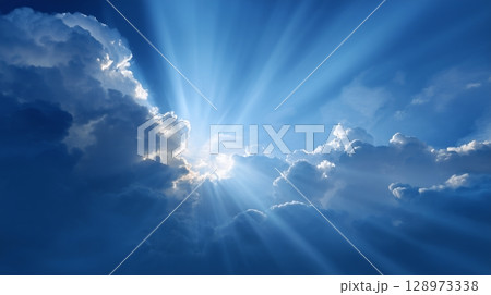 雲間から差し込む光 128973338
