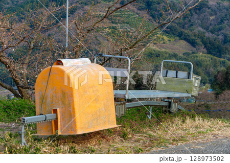 山の果樹園を走るモノレール運搬車 128973502