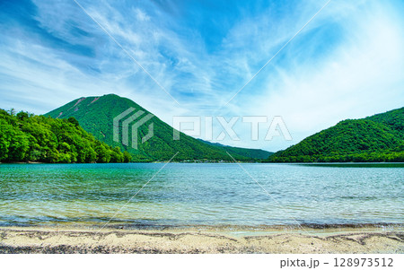 栃木県日光市　夏の季節を迎える奥日光の男体山と中禅寺湖 128973512
