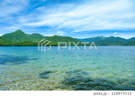 栃木県日光市 夏の季節を迎える奥日光の中禅寺湖と社山と白根山 栃木県日光市 夏の季節を迎える奥日光の中禅寺湖と社山と白根山 128973513