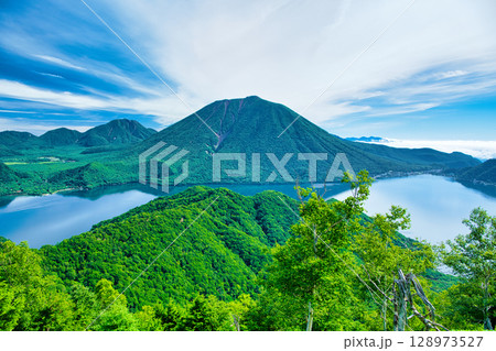 栃木県日光市　夏の季節を迎える奥日光の男体山と中禅寺湖 128973527