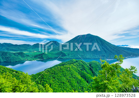 栃木県日光市 夏の季節を迎える奥日光の男体山と中禅寺湖 栃木県日光市 夏の季節を迎える奥日光の男体山と中禅寺湖 128973528
