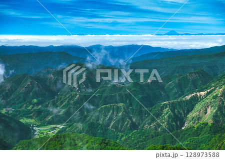 栃木県日光市　奥日光の社山から見る足尾方面と遠方に富士山を望む 128973588