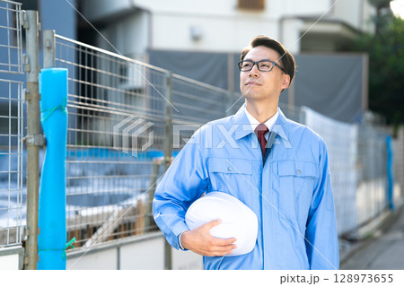 作業着の男性 現場 作業着の男性 現場 128973655