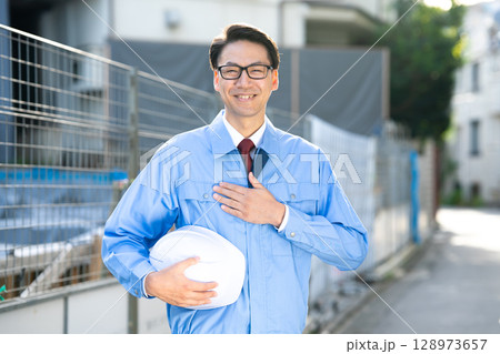 作業着の男性　現場　お任せ 128973657