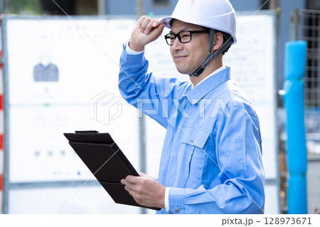 作業着の男性 現場 点検 作業着の男性 現場 点検 128973671